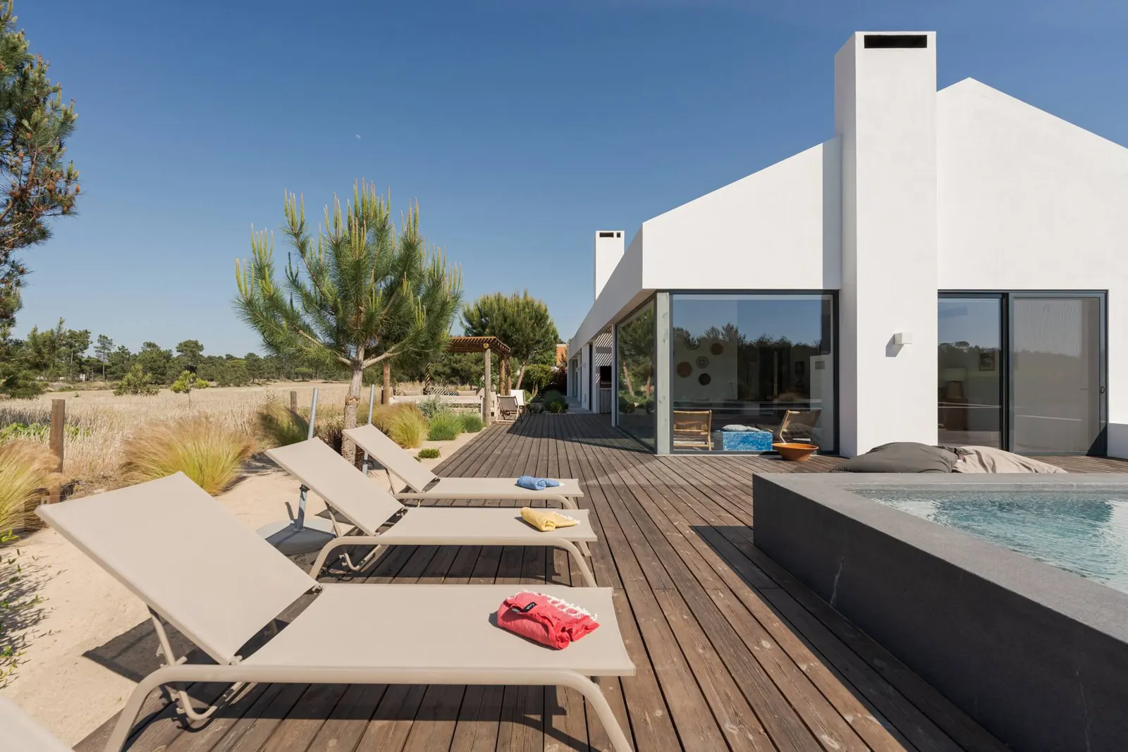 Piscina aquecida e espreguiçadeiras no deck da Casa Parus