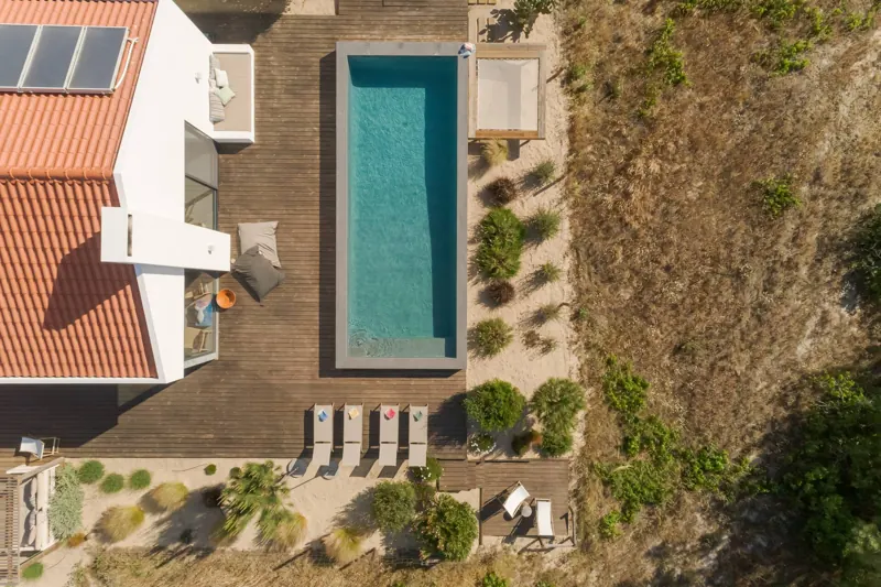 Vista aérea da casa, da piscina e do pinhal